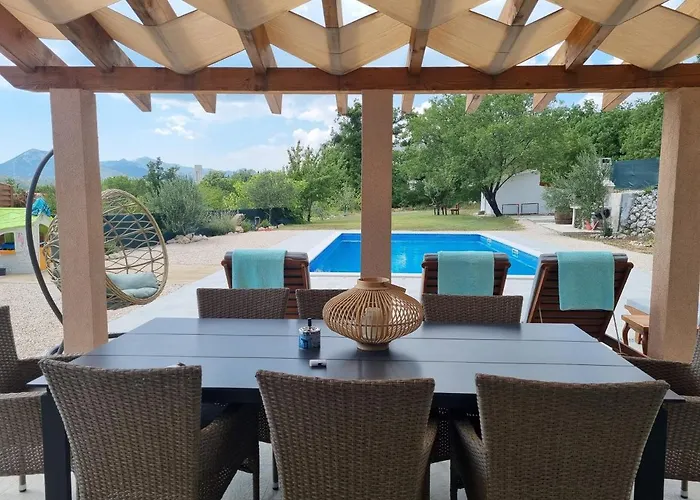 Βίλα Miriva Katuni